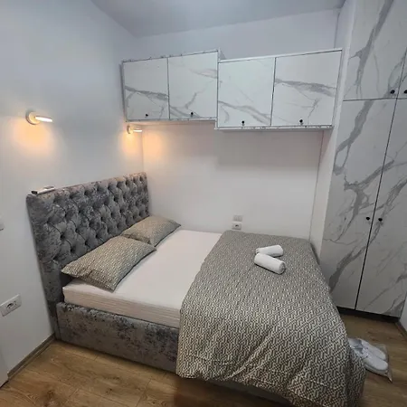 Diam - Rruga E Dibres 티라나